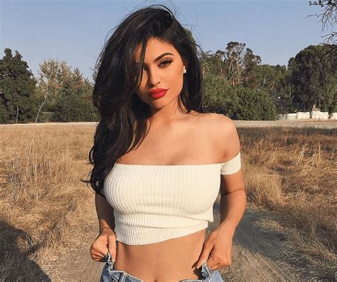 Kylie Jenner's Instagram posts are worth THIS MUCH! - Goss.ie