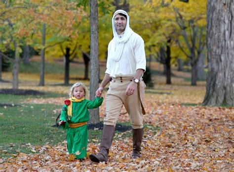 IN PHOTOS: Justin Trudeau and son go trick-or-treating as ‘The Little Prince’ | Globalnews.ca