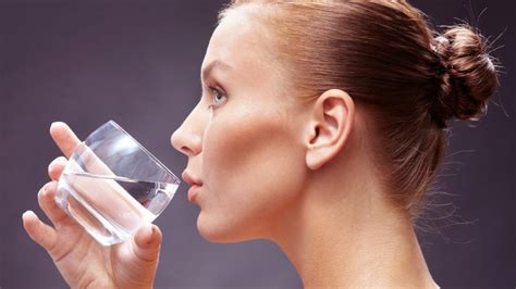 The positive effects of drinking warm water on your skin every day ...