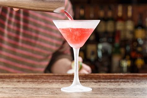 How to Make a Cosmo the Right Way | Wine Enthusiast