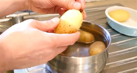 Hate Peeling Potatoes? This Genius Hack Will Show You How To Peel Dozens In Minutes– No Peeler ...