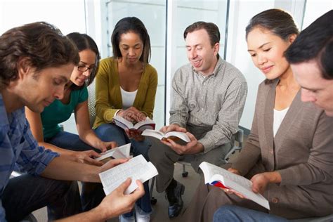 Bibel-Gruppe, Die Zusammen Liest Stockfoto - Bild von asiatisch ...