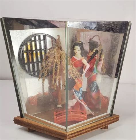 VINTAGE JAPANESE GEISHA Girl Figure Diorama Embossed Glass & Mirror ...