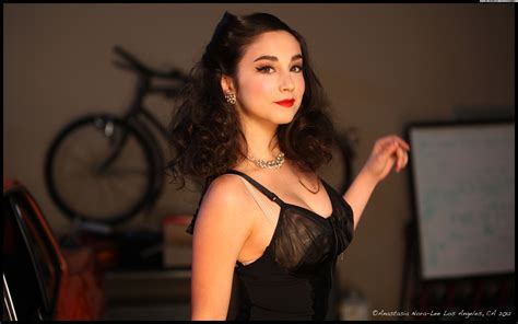 Molly Ephraim Last Man Standing Last Man Standing Celebrity Beautiful Babe Posing Hot