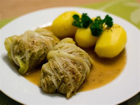 Omas Kohlrouladen von äüöp | Chefkoch | Kohlrouladen mit hackfleisch, Kohlrouladen rezepte ...