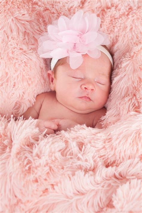 Newborn photography girl pink Newborn Baby Girl Photography, Baby Pictures, Photo Bb, Baby ...