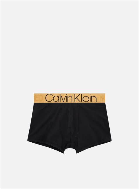 Calvin Klein Underwear Evolution Low Rise Trunk Men, Black W Chromatic Gold Wb | Graffitishop