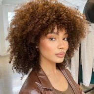 Light brown curly hair: 18 inspirations and tips to dye without undoing the curls