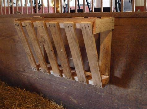 Easy Pallet Hay Feeder • 1001 Pallets | Goat herding, Goat barn, Hay feeder