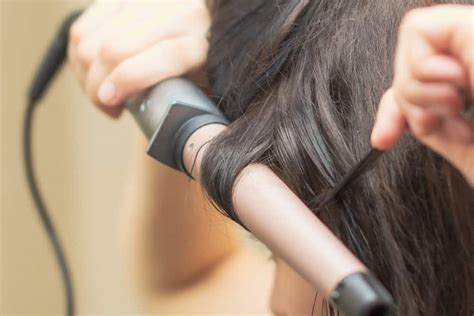 How to Expertly Use a Curling Wand With Any Hair Type - Beauty Mag