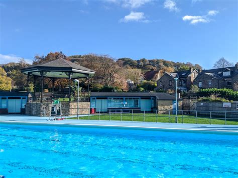 Family fun at Hathersage outdoor swimming pool - Peak District Kids