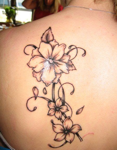 33 lindas tatuagens femininas de flores | Blumen tattoos, Schwarze ...