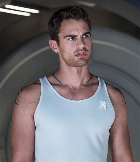 Theo James Divergent