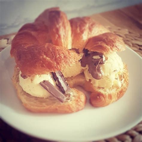 Icecreamsandwich 😍 Croissant & icecream | Food, Ice cream, Croissant