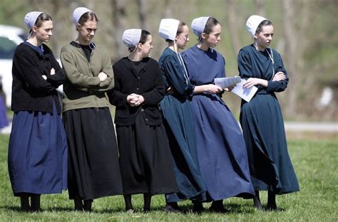 Amish Women | Amish dress, Amish clothing, Amish