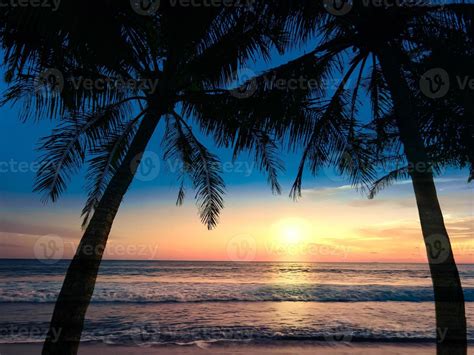 paisaje de amanecer en la playa. 3732354 Foto de stock en Vecteezy