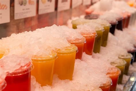 Frische Erdbeeren (mit Schokoüberzug) am Marktstand der überdachten Markthalle Mercat de la ...