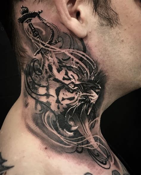 Tiger tattoo | Tatuagem no pescoço masculino, Tatuagem no pescoço ...