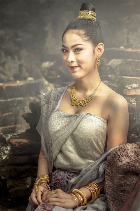 Beautiful Thai girl in Thai traditional costume. | Traditional thai ...