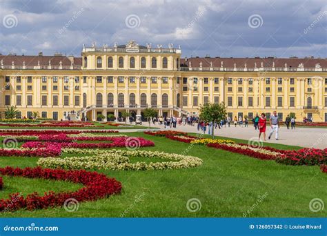 Visitors in Schonbrunn Palace and Gardens Editorial Photography - Image ...