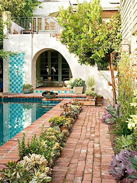 Garten mit Schwimmbad in mediterranem Stil Spanish Style Homes, Spanish Revival, Spanish House ...