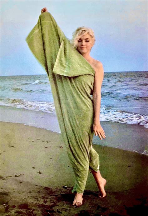 Marilyn poses with her green towel on Santa Monica Beach by George Barris 1962. | Marilyn monroe ...