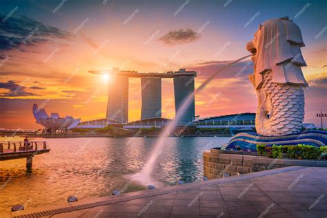 Premium Photo | Merlion statue fountain in Merlion Park and Singapore ...