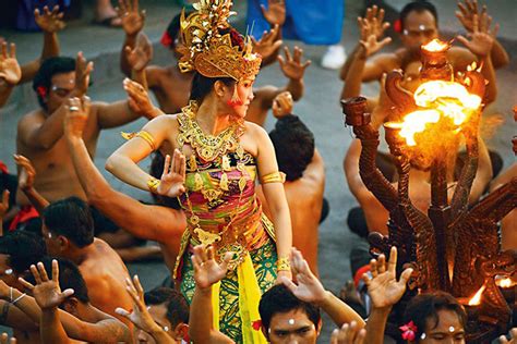 Bali Religion: Finding Balance between Shadow and Light | BALI SPIRIT