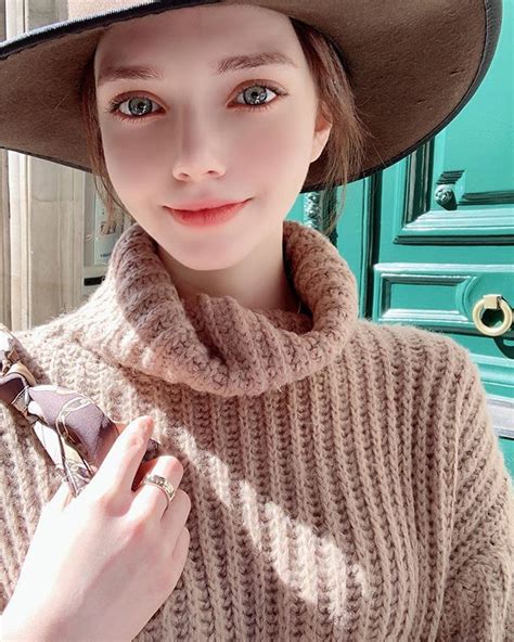 Chloe 김애란(@chuu__chloe) • Instagram写真と動画 | Girl with hat, Fashion ...