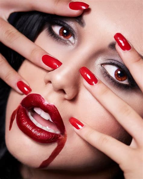 20 Best Vampire Makeup Tutorials for Halloween 2021 - How to Do Vampire Makeup