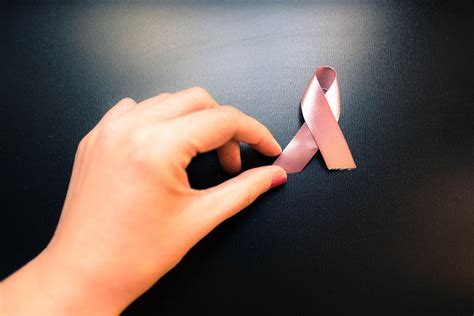 Female hand holding breast cancer awareness ribbon - Creative Commons Bilder