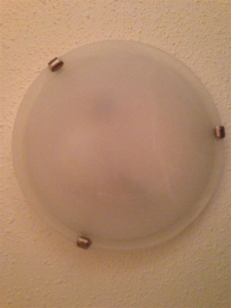 lighting - How can I change the bulb in this three-clawed, ceiling-mounted dome light fixture ...