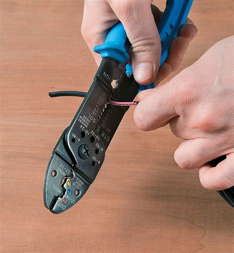 Self-Adjusting Wire Stripper - Lee Valley Tools