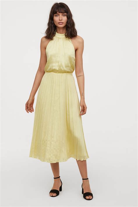 29 Pretty Pastel Wedding Guest Dresses to Wear This Spring