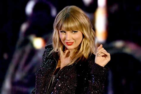 Taylor Swift surprises fans by announcing that ‘Red’ will be her next ...