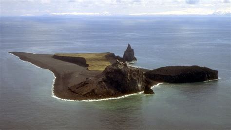 Aviation warnings after Aleutian Island volcano erupts