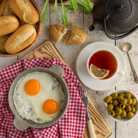 Vue De Dessus De La Configuration Du Petit Déjeuner Avec Des œufs, Des Olives, Du Pain Et Du Thé ...
