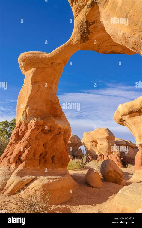 Metate Arch, Devils Garden, Grand Staircase Escalante National Monument ...