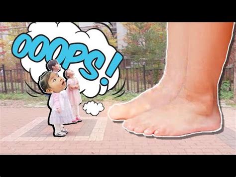 으악 거인 발바닥이다! 거대한 발바닥이 쫒아와요! Giant feet Pretend play for kids 수아튜브 - YouTube