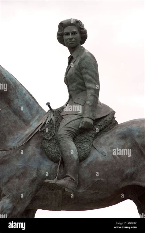 Bronze statue of Queen Elizabeth II on horseback Stock Photo - Alamy