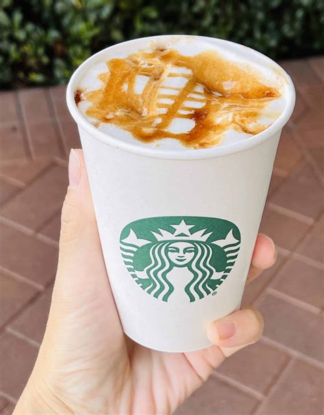 We Tried Starbuck’s Apple Crisp Macchiato Just In Time For Fall