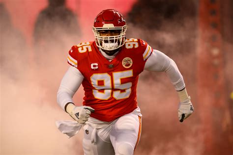 🏈 Chiefs sign All-Pro defensive tackle Chris Jones to new 1-year deal ...