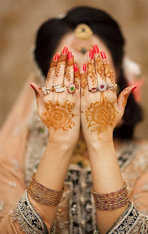 Henna tattoo designs – origin, popular motifs and their meaning ...