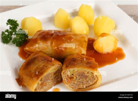 Kohlrouladen mit Kartoffeln und Sauce Stockfotografie - Alamy