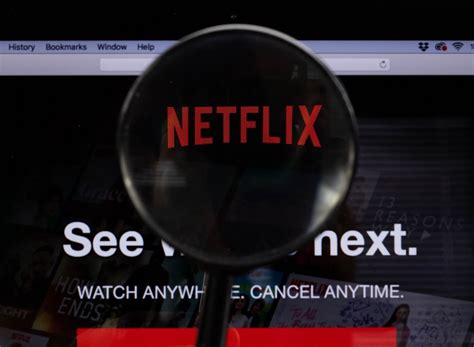 Netflix-Logo am PC-Monitor, durch eine Lupe fotografiert - Creative Commons Bilder