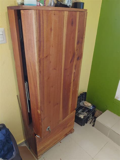 DIY easy wood wall cabinet garage tool box exposed w/lock v2.7 CC BY-SA 4.0 - Webstrategic