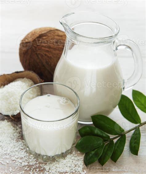 Fresh coconut milk 3151680 Stock Photo at Vecteezy