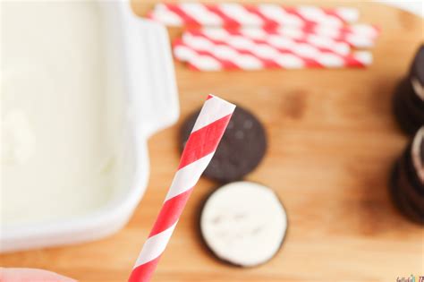 Peppermint Chocolate Covered Oreo Pops - White Chocolate Dipped Oreos - Bullock's Buzz