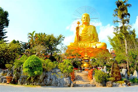 The Biggest Buddha in Dalat - Gleaming Gold - The Travel Ninjas