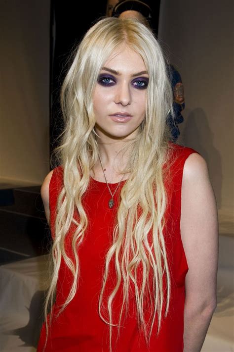 taylor momsen has purple eye makeup - MyConfinedSpace